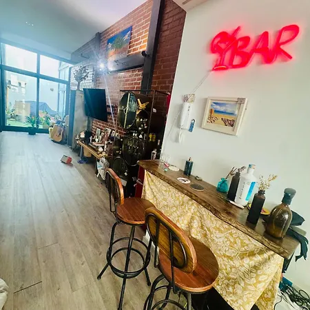 Large Modern Industrial Loft Close To Beaches آكورونيا