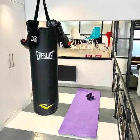 Large Modern Industrial Loft Close To Beaches * آكورونيا