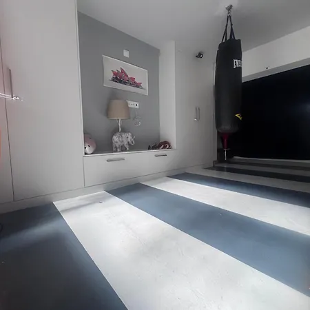 Large Modern Industrial Loft Close To Beaches شقة آكورونيا