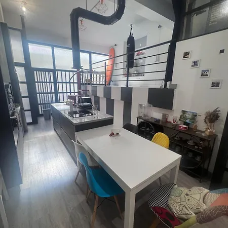 شقة Large Modern Industrial Loft Close To Beaches آكورونيا