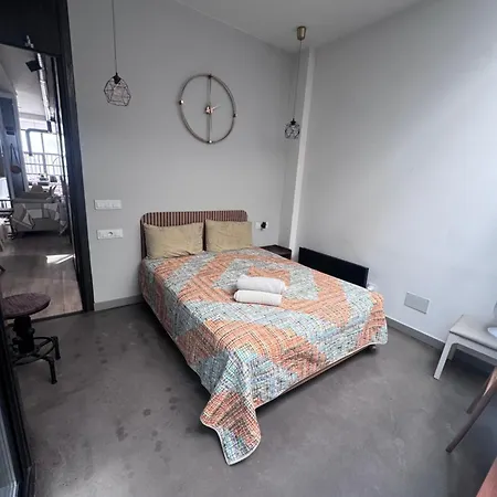 Large Modern Industrial Loft Close To Beaches شقة