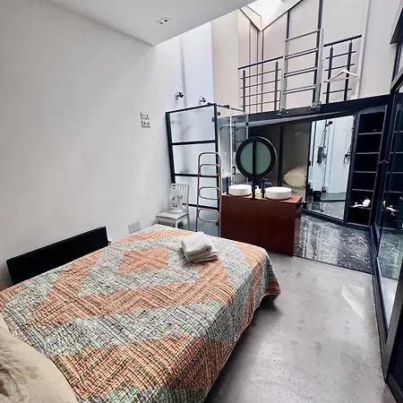 Large Modern Industrial Loft Close To Beaches شقة آكورونيا