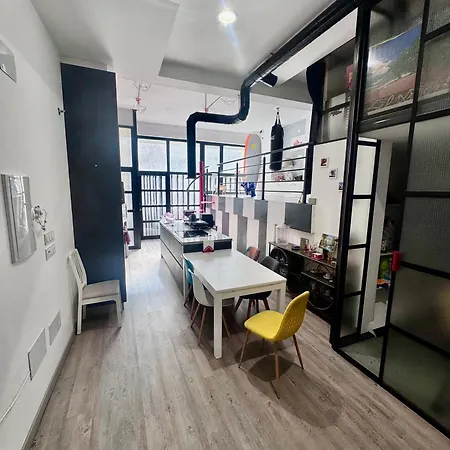 Large Modern Industrial Loft Close To Beaches * آكورونيا
