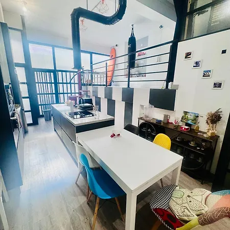 Large Modern Industrial Loft Close To Beaches Daire